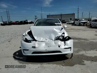 2024 Tesla Model Y Long Range z VIN 7SAYGDEE0RA313929, wystawiony jako Copart lot #59548725 z przebiegiem Nie podano mil oraz Szkoda całkowita • Salvage title. Historia ofert i sprzedaży dostępna na DreamBid. Obrazek 13.