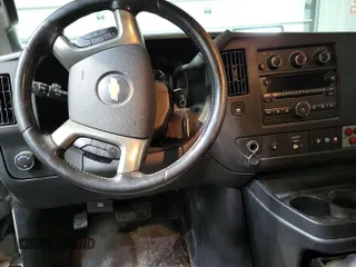 2016 Chevrolet Express Cargo z VIN 1GCWGAFF3G1313653, wystawiony jako IAAI lot #42530043 z przebiegiem 96 565 mil mil oraz . Historia ofert i sprzedaży dostępna na DreamBid. Obrazek 1.