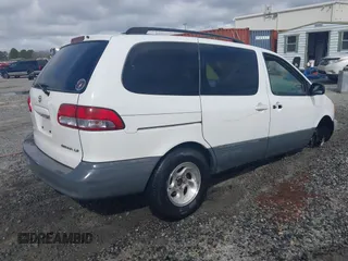 2003 Toyota Sienna LE with VIN 4T3ZF13CX3U525214, listed as a IAAI auction lot 41750644 with 286,454 mi miles. Bid and sale history available at carsss.com. Image 4.