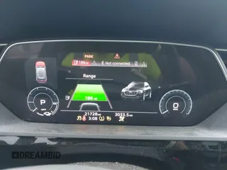 2023 Audi e-tron Premium Plus z VIN WA1LAAGE8PB006137, wystawiony jako IAAI lot #41974875 z przebiegiem 21 728 mil mil oraz . Historia ofert i sprzedaży dostępna na DreamBid. Obrazek 17.