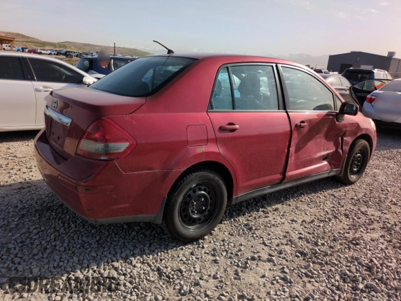 2010 Nissan Versa S z VIN 3N1BC1APXAL439022, wystawiony jako Copart lot #51972715 z przebiegiem 176 841 mil mil oraz Szkoda całkowita • Salvage title. Historia ofert i sprzedaży dostępna na DreamBid. Obrazek 3.