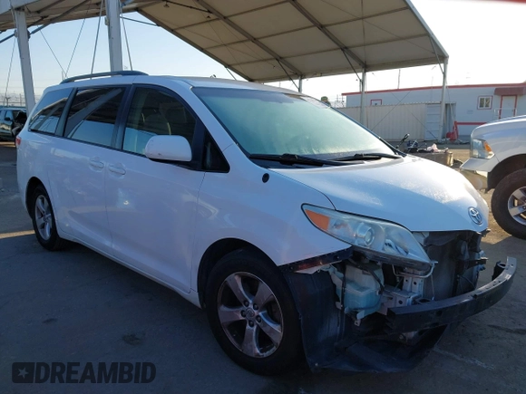 2014 Toyota Sienna LE AAS z VIN 5TDKK3DC9ES460142, wystawiony jako IAAI lot #42140187 z przebiegiem 150 616 mil mil oraz . Historia ofert i sprzedaży dostępna na DreamBid. Obrazek 1.