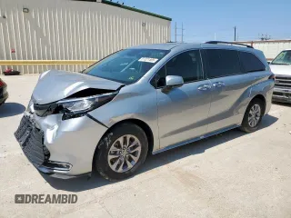 2022 Toyota Sienna XLE with VIN 5TDYRKEC5NS105998, listed as a Copart auction lot 51321465 with 60,232 mi miles and Salvage Title. Bid and sale history available at carsss.com. Image 1.