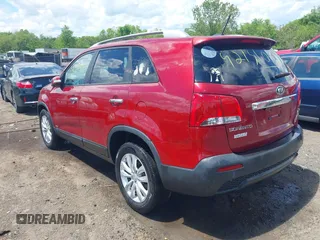 2011 Kia Sorento EX z VIN 5XYKUDA12BG034742, wystawiony jako IAAI lot #42151035 z przebiegiem 134 006 mil mil oraz . Historia ofert i sprzedaży dostępna na DreamBid. Obrazek 3.