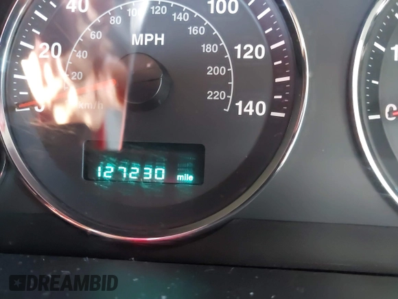 2007 Jeep Commander Sport z VIN 1J8HG48K97C566185, wystawiony jako IAAI lot #41519140 z przebiegiem 127 230 mil mil oraz . Historia ofert i sprzedaży dostępna na DreamBid. Obrazek 7.