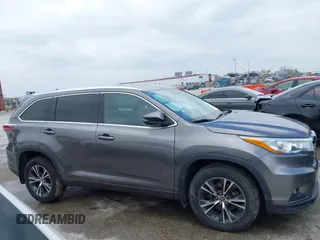 2016 Toyota Highlander XLE z VIN 5TDJKRFH6GS307941, wystawiony jako IAAI lot #42007858 z przebiegiem 70 272 mil mil oraz . Historia ofert i sprzedaży dostępna na DreamBid. Obrazek 13.