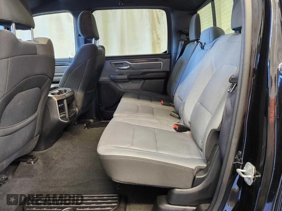 2022 Ram 1500 Big Horn z VIN 1C6RRFFG4NN269611, wystawiony jako IAAI lot #42566377 z przebiegiem 97 169 mil mil oraz . Historia ofert i sprzedaży dostępna na DreamBid. Obrazek 28.