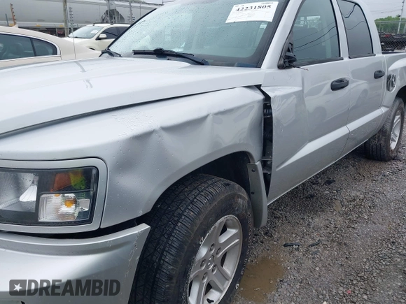 2010 Dodge Dakota Bighorn/Lonestar z VIN 1D7CW3GK4AS140049, wystawiony jako IAAI lot #42231805 z przebiegiem 149 489 mil mil oraz . Historia ofert i sprzedaży dostępna na DreamBid. Obrazek 6.