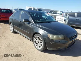 2005 Volvo S40 with VIN YV1MS682952077556, listed as a IAAI auction lot 41664901 with 1 mi miles. Bid and sale history available at carsss.com. Image 1.