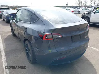 2021 Tesla Model Y Standard Range z VIN 5YJYGDED2MF118205, wystawiony jako IAAI lot #41785040 z przebiegiem 63 628 mil mil oraz . Historia ofert i sprzedaży dostępna na DreamBid. Obrazek 3.