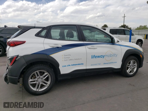 2022 Hyundai Kona SE z VIN KM8K2CAB8NU815630, wystawiony jako Copart lot #53125475 z przebiegiem 47 564 mil mil oraz Szkoda całkowita • Salvage title. Historia ofert i sprzedaży dostępna na DreamBid. Obrazek 3.