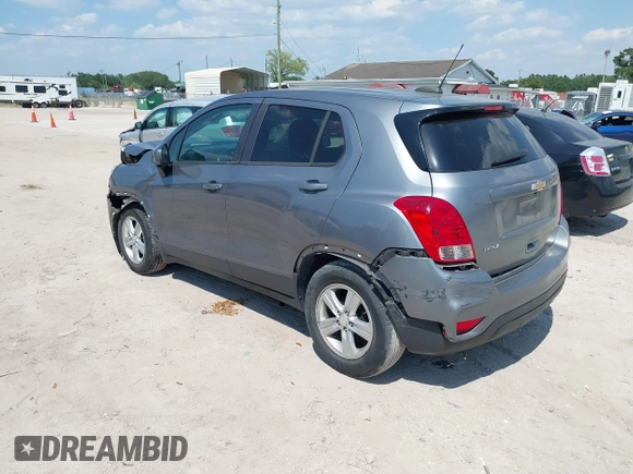 2020 Chevrolet Trax LS z VIN 3GNCJKSB0LL317005, wystawiony jako IAAI lot #39249708 z przebiegiem 59 860 mil mil oraz . Historia ofert i sprzedaży dostępna na DreamBid. Obrazek 3.
