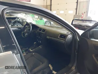 2014 Volkswagen Jetta SEL z VIN 3VWL17AJ8EM388218, wystawiony jako IAAI lot #41862353 z przebiegiem 140 514 mil mil oraz . Historia ofert i sprzedaży dostępna na DreamBid. Obrazek 5.