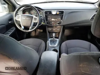 2014 Chrysler 200 Touring z VIN 1C3CCBBB9EN178597, wystawiony jako Copart lot #87951805 z przebiegiem Nie podano mil oraz Szkoda całkowita • Salvage title. Historia ofert i sprzedaży dostępna na DreamBid. Obrazek 8.