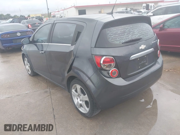2012 Chevrolet Sonic LTZ z VIN 1G1JE6SH9C4224451, wystawiony jako IAAI lot #42490384 z przebiegiem 153 589 mil mil oraz . Historia ofert i sprzedaży dostępna na DreamBid. Obrazek 3.