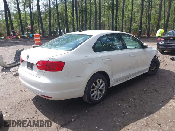 2013 Volkswagen Jetta Sedan SE with VIN 3VWDP7AJXDM201451, listed as a IAAI auction lot 41994783 with 136,112 mi miles. Bid and sale history available at carsss.com. Image 4.