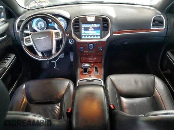 2014 Chrysler 300 z VIN 2C3CCAAG0EH132608, wystawiony jako Copart lot #59217075 z przebiegiem 215 836 mil mil oraz Szkoda całkowita • Salvage title. Historia ofert i sprzedaży dostępna na DreamBid. Obrazek 8.