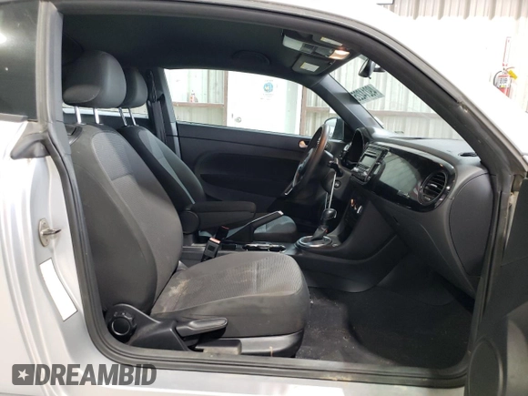 2014 Volkswagen Beetle Entry z VIN 3VWF17AT8EM645912, wystawiony jako Copart lot #49214225 z przebiegiem 152 204 mil mil oraz Czysty tytuł • Clean title. Historia ofert i sprzedaży dostępna na DreamBid. Obrazek 10.