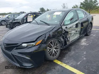 2023 Toyota Camry SE z VIN 4T1G11AK4PU121775, wystawiony jako IAAI lot #42236239 z przebiegiem 51 146 mil mil oraz . Historia ofert i sprzedaży dostępna na DreamBid. Obrazek 2.