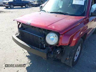 2017 Jeep Patriot Sport with VIN 1C4NJPBB8HD103682, listed as a IAAI auction lot 42001898 with 204,000 mi miles. Bid and sale history available at carsss.com. Image 17.