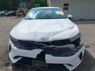 2023 Kia K5 LXS z VIN 5XXG14J25PG189448, wystawiony jako IAAI lot #42258739 z przebiegiem 29 188 mil mil oraz . Historia ofert i sprzedaży dostępna na DreamBid. Obrazek 13.