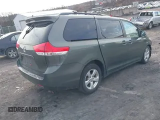 2013 Toyota Sienna LE AAS z VIN 5TDKK3DC9DS334815, wystawiony jako IAAI lot #41589497 z przebiegiem 223 674 mil mil oraz . Historia ofert i sprzedaży dostępna na DreamBid. Obrazek 4.