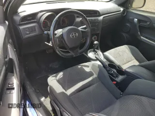 2013 Scion tC z VIN JTKJF5C76D3063027, wystawiony jako Copart lot #56604955 z przebiegiem 109 813 mil mil oraz Szkoda całkowita • Salvage title. Historia ofert i sprzedaży dostępna na DreamBid. Obrazek 8.