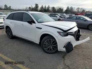 2025 Mazda CX-70 S Premium z VIN JM3KJDHC7S1106381, wystawiony jako Copart lot #83061874 z przebiegiem 783 mil mil oraz Szkody całkowita. Historia ofert i sprzedaży dostępna na DreamBid. Obrazek 4.