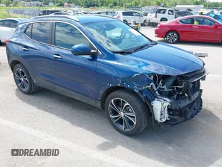 2020 Buick Encore GX Select z VIN KL4MMDS23LB134211, wystawiony jako IAAI lot #42211720 z przebiegiem 103 600 mil mil oraz . Historia ofert i sprzedaży dostępna na DreamBid. Obrazek 1.
