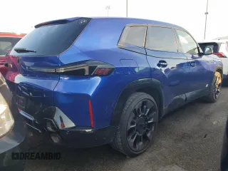 2023 BMW XM z VIN 5YM23CS0XP9S15459, wystawiony jako Copart lot #74934504 z przebiegiem 14 156 mil mil oraz Szkody całkowita. Historia ofert i sprzedaży dostępna na DreamBid. Obrazek 3.