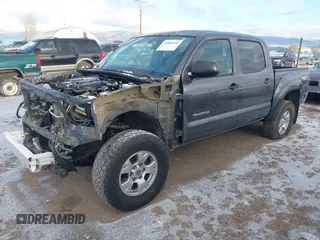 2015 Toyota Tacoma z VIN 3TMLU4EN8FM177785, wystawiony jako IAAI lot #41082160 z przebiegiem 156 761 mil mil oraz . Historia ofert i sprzedaży dostępna na DreamBid. Obrazek 2.