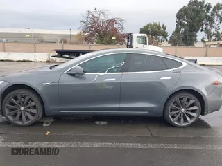 2013 Tesla Model S с VIN 5YJSA1CG5DFP06411, выставлен на аукционе IAAI как лот 41079914 с пробегом 266 968 миль миль и . История ставок и продаж доступна на DreamBid. Изображение 14.