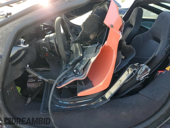 2021 McLaren 765LT z VIN SBM14RCA3MW765537, wystawiony jako Copart lot #39177933 z przebiegiem Nie podano mil oraz Szkody całkowita. Historia ofert i sprzedaży dostępna na DreamBid. Obrazek 7.