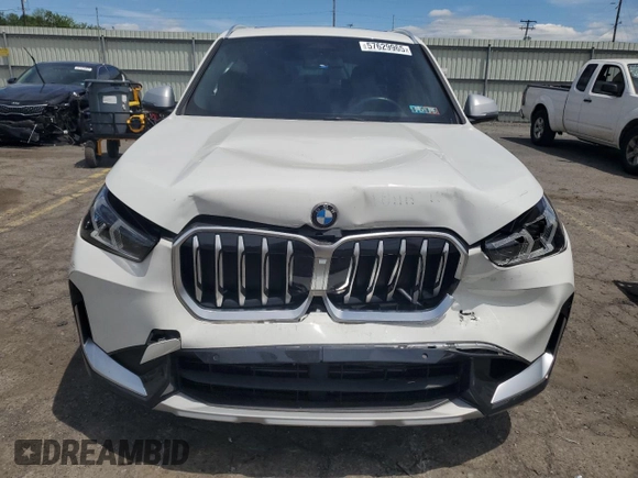 2023 BMW X1 xDrive28i z VIN WBX73EF02P5Y15293, wystawiony jako Copart lot #57629965 z przebiegiem 7 381 mil mil oraz Szkoda całkowita • Salvage title. Historia ofert i sprzedaży dostępna na DreamBid. Obrazek 5.