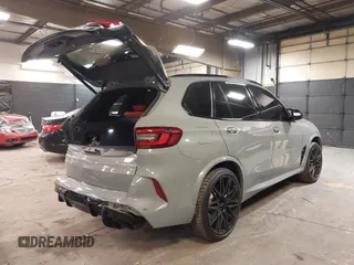 2021 BMW X5 M z VIN 5YMJU0C04M9F63827, wystawiony jako IAAI lot #42351633 z przebiegiem 31 232 mil mil oraz . Historia ofert i sprzedaży dostępna na DreamBid. Obrazek 4.