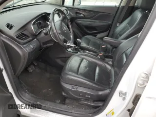 2020 Buick Encore Essence z VIN KL4CJGSB6LB044234, wystawiony jako Copart lot #48580445 z przebiegiem 94 654 mil mil oraz Szkody całkowita. Historia ofert i sprzedaży dostępna na DreamBid. Obrazek 7.