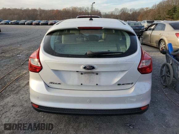2013 Ford Focus Electric z VIN 1FADP3R46DL235601, wystawiony jako Copart lot #80040644 z przebiegiem Nie podano mil oraz Czysty tytuł • Clean title. Historia ofert i sprzedaży dostępna na DreamBid. Obrazek 6.