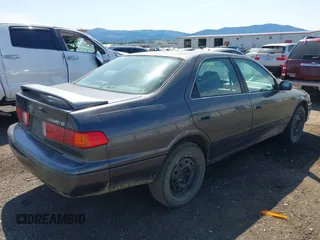 2001 Toyota Camry CE z VIN 4T1BG22K51U817811, wystawiony jako IAAI lot #42378357 z przebiegiem 347 362 mil mil oraz . Historia ofert i sprzedaży dostępna na DreamBid. Obrazek 4.