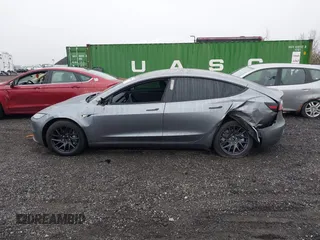 2025 Tesla Model 3 Long Range z VIN 5YJ3E1EA0SF906935, wystawiony jako IAAI lot #41915554 z przebiegiem 1 715 mil mil oraz . Historia ofert i sprzedaży dostępna na DreamBid. Obrazek 14.