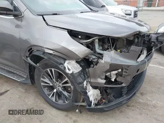 2016 Toyota Highlander XLE z VIN 5TDKKRFH7GS176099, wystawiony jako IAAI lot #42351219 z przebiegiem 104 986 mil mil oraz . Historia ofert i sprzedaży dostępna na DreamBid. Obrazek 18.