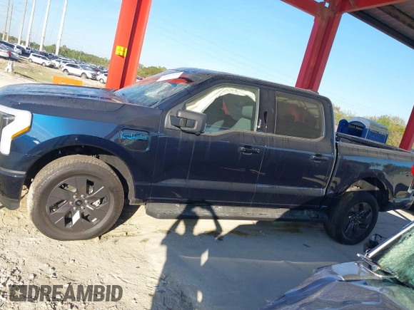 2024 Ford F-150 Lightning z VIN 1FTVW3L72RWG23113, wystawiony jako IAAI lot #41447854 z przebiegiem 1 917 mil mil oraz . Historia ofert i sprzedaży dostępna na DreamBid. Obrazek 14.