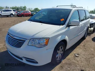 2013 Chrysler Town & Country Touring z VIN 2C4RC1BG4DR583845, wystawiony jako IAAI lot #42222236 z przebiegiem 178 875 mil mil oraz . Historia ofert i sprzedaży dostępna na DreamBid. Obrazek 2.