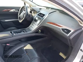 2014 Lincoln MKZ z VIN 3LN6L2G99ER825605, wystawiony jako IAAI lot #41296771 z przebiegiem 195 838 mil mil oraz . Historia ofert i sprzedaży dostępna na DreamBid. Obrazek 5.