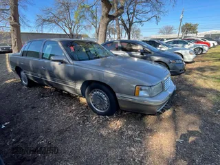 1999 Cadillac DeVille DHS z VIN 1G6KE54Y9XU783302, wystawiony jako Copart lot #42375455 z przebiegiem Nie podano mil oraz Czysty tytuł • Clean title. Historia ofert i sprzedaży dostępna na DreamBid. Obrazek 1.