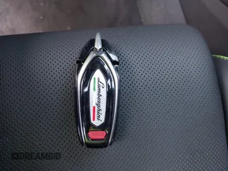 2023 Lamborghini Urus S z VIN ZPBUB3ZL5PLA27321, wystawiony jako IAAI lot #40938653 z przebiegiem 9 023 mil mil oraz . Historia ofert i sprzedaży dostępna na DreamBid. Obrazek 11.