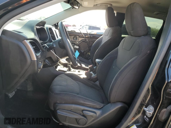 2021 Jeep Cherokee Latitude с VIN 1C4PJLCB6MD141101, выставлен на аукционе Copart как лот 53363325 с пробегом 50 690 миль миль и Списание • Salvage title. История ставок и продаж доступна на DreamBid. Изображение 7.
