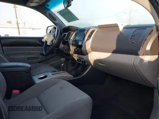 2013 Toyota Tacoma PreRunner z VIN 3TMJU4GN0DM143065, wystawiony jako IAAI lot #41231861 z przebiegiem 139 156 mil mil oraz . Historia ofert i sprzedaży dostępna na DreamBid. Obrazek 5.