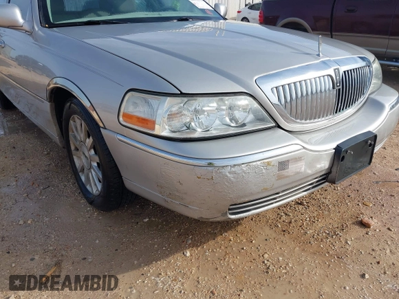 2007 Lincoln Town Car Signature z VIN 1LNHM81W77Y637564, wystawiony jako IAAI lot #42035072 z przebiegiem 121 357 mil mil oraz . Historia ofert i sprzedaży dostępna na DreamBid. Obrazek 6.