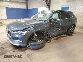 2023 Volvo XC60 Plus Bright Theme z VIN YV4L12RN1P1384974, wystawiony jako Copart lot #56311445 z przebiegiem Nie podano mil oraz Czysty tytuł • Clean title. Historia ofert i sprzedaży dostępna na DreamBid. Obrazek 1.