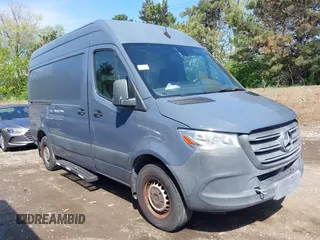 2019 Mercedes-Benz Sprinter Cargo with VIN WD4PF0CD6KP044032, listed as a IAAI auction lot 42103249 with 117,121 mi miles. Bid and sale history available at carsss.com. Image 1.
